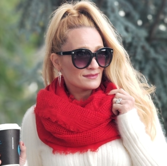 RED Infinity scarf - Picture 2 of 4